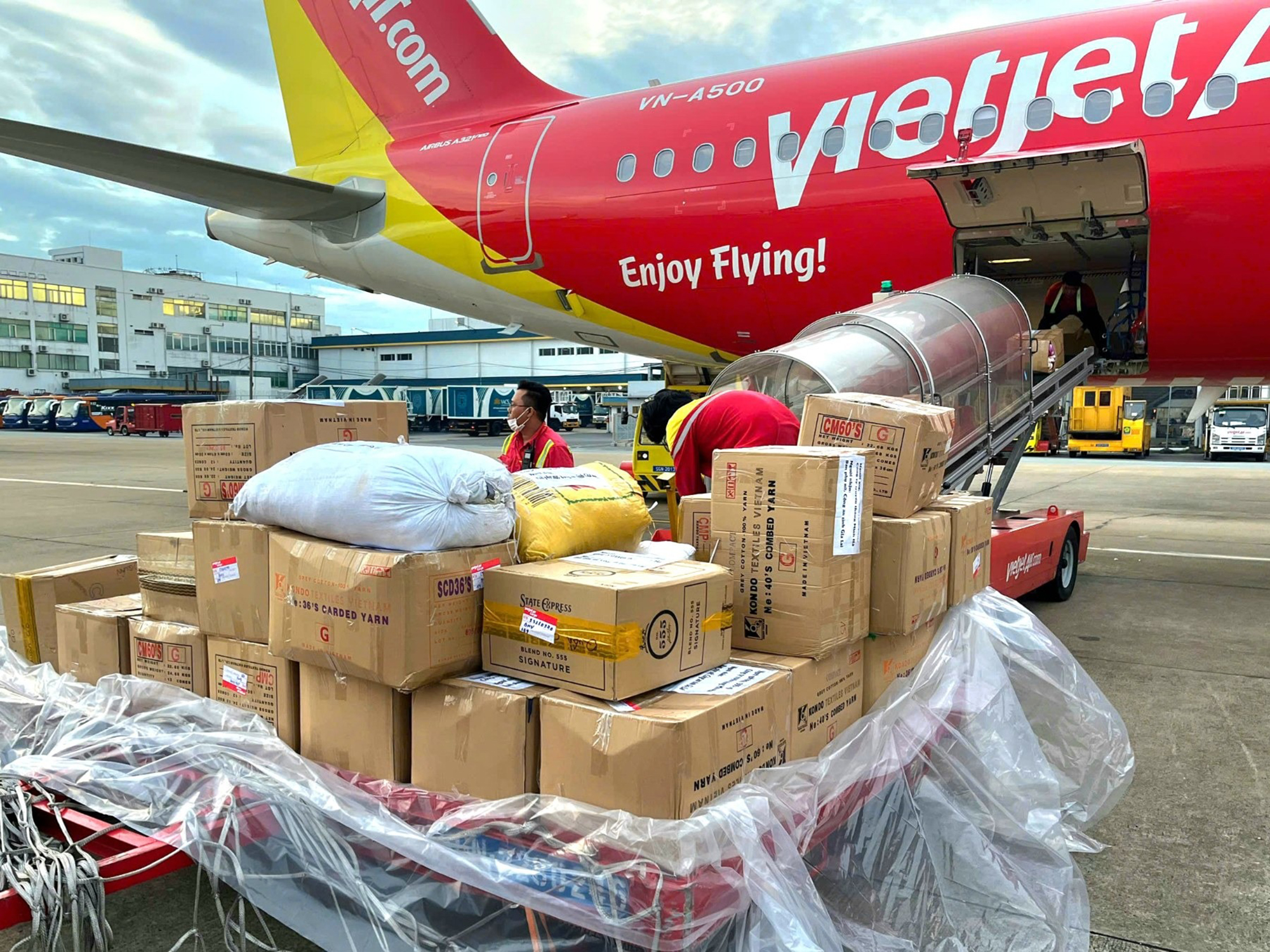 Những chuyến bay Vietjet chở đầy yêu thương